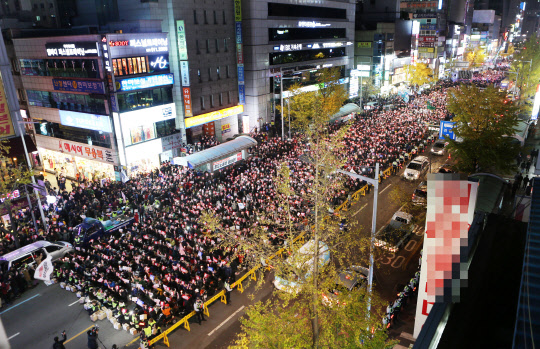 부산 번화가 가득 채운 촛불 인파        (부산=연합뉴스) 차근호 기자 = 3일 오후 부산 부산진구 서면 쥬디스태화 앞에서 열린 촛불집회에서 시민들이 박근혜 대통령 퇴진을 요구하고 있다. 2016.12.3      ready@yna.co.kr(끝)  (끝)